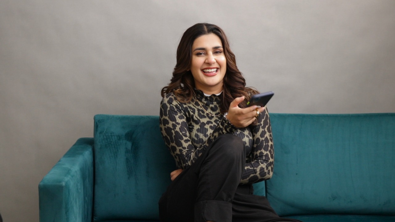 VIDEO: Kubra Khan Replies To Her Instagram Comments - Mashion