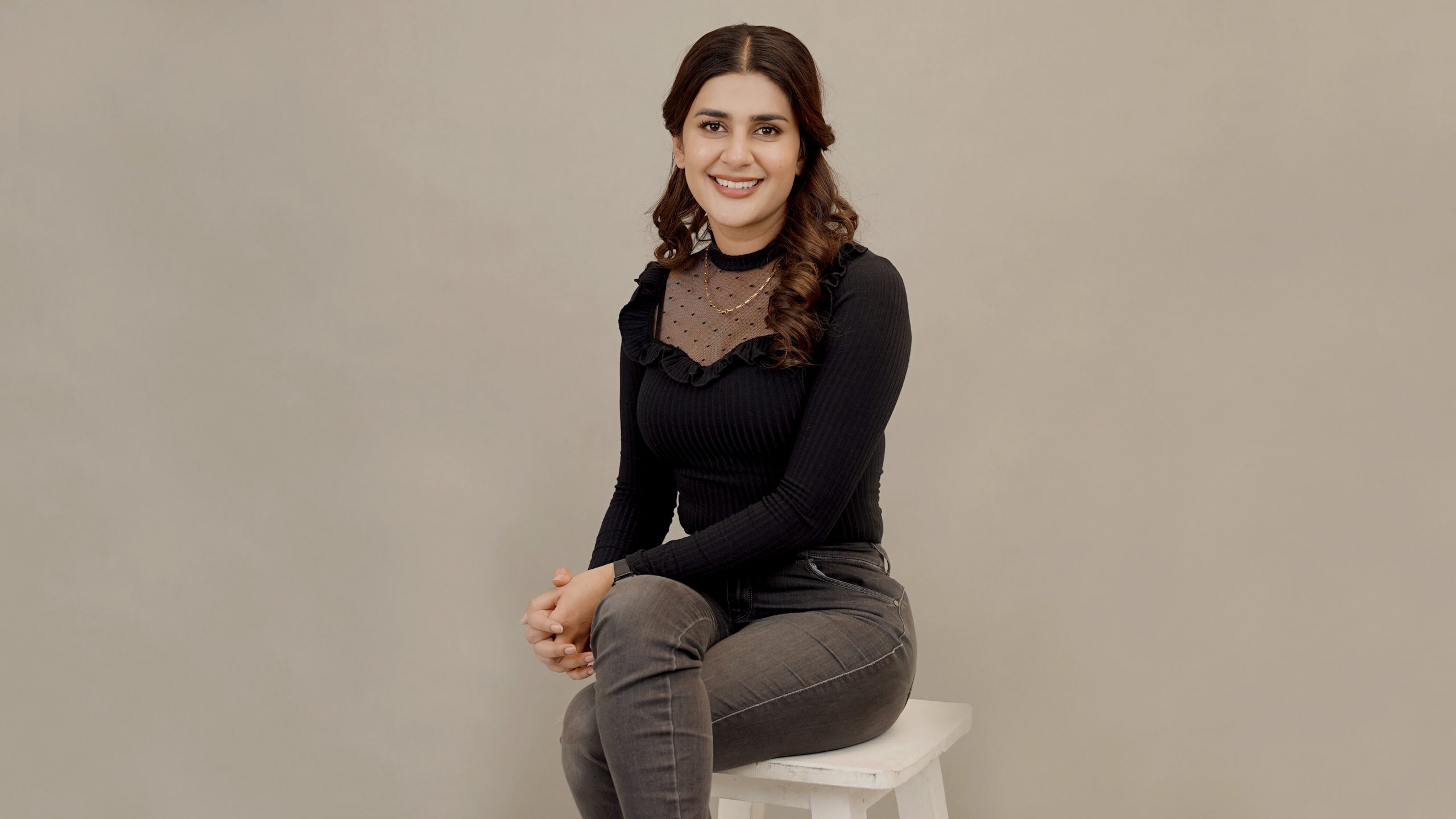 WATCH: Kubra Khan's Celebrity Crush, Secret Talent and Beauty Advice | The Hot Seat - Mashion